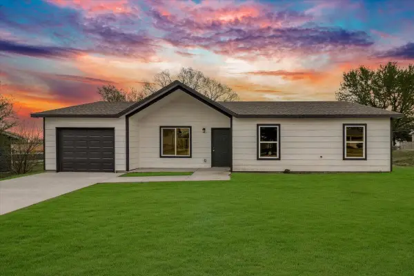 2644 N Holyoke St., Wichita, KS 67220-2423