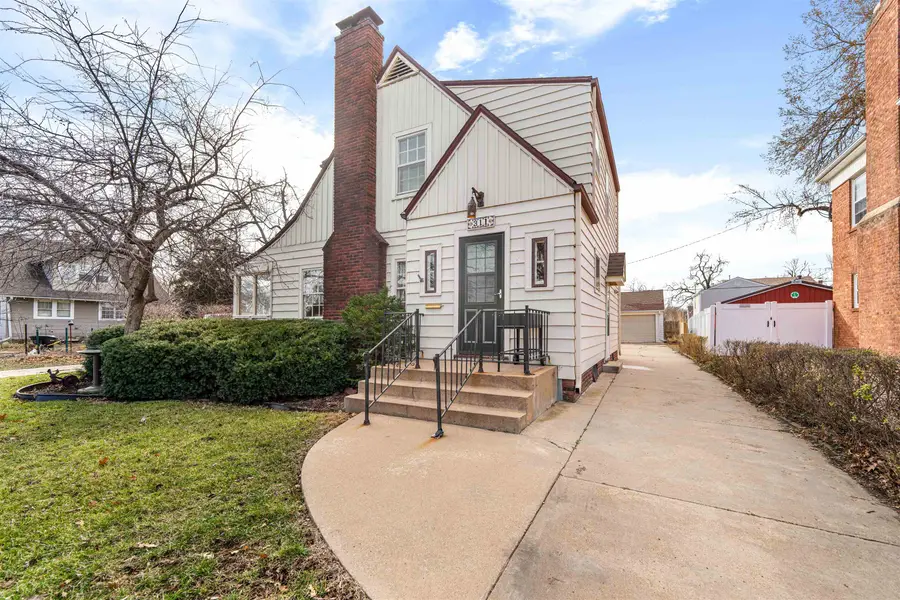 311 Sunset Dr, Salina, KS 67401 - #2