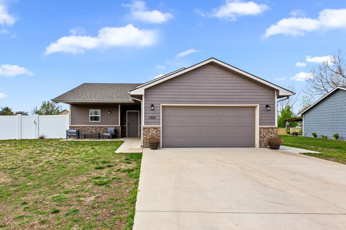 1321 Westover Ln, Hesston, KS 67062 - #1