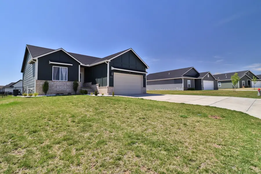 5247 N Cambridge St, Bel Aire, KS 67226 - #2