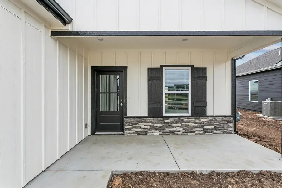 1570 N Emerald Valley Dr, Mulvane, KS 67110 - #2