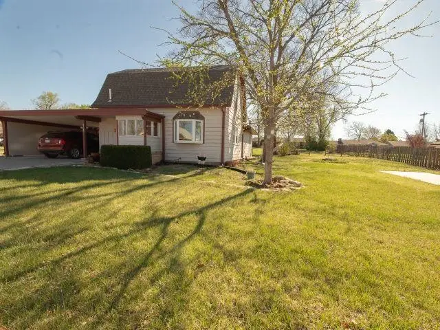 706 S Washington St, Hillsboro, KS 67063 - #2