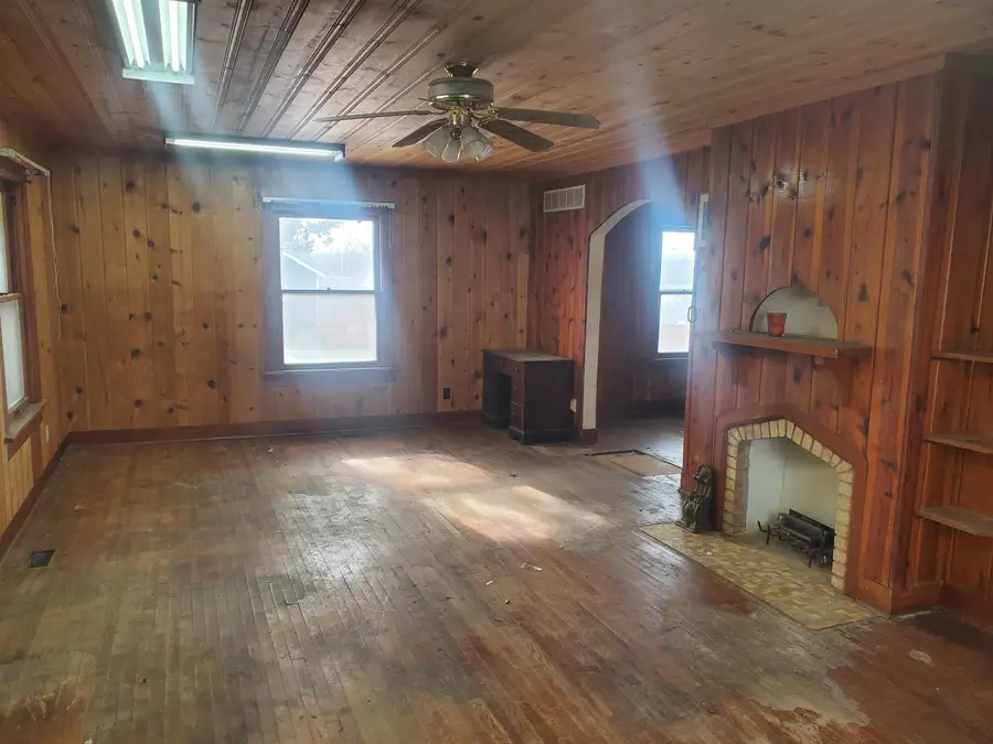 427 S 2nd, Arkansas City, KS 67005 - #2