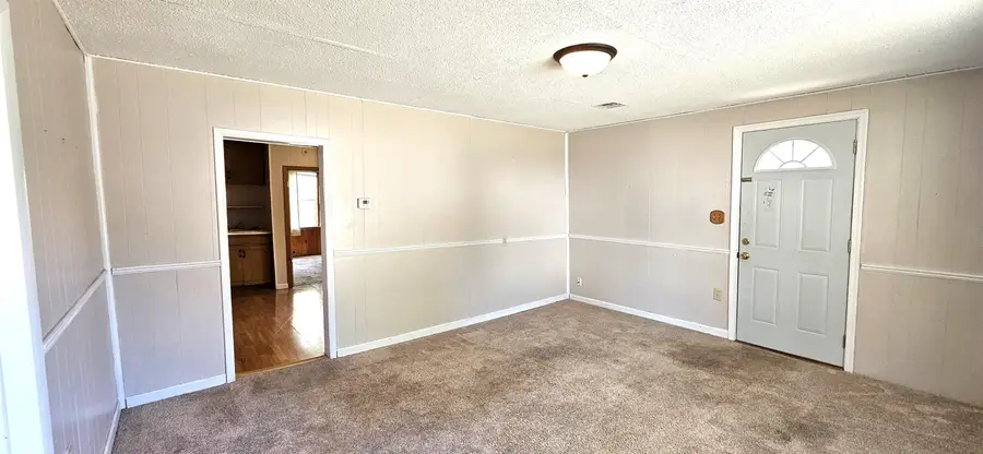 1215 E 3rd Ave, Winfield, KS 67156 - #2