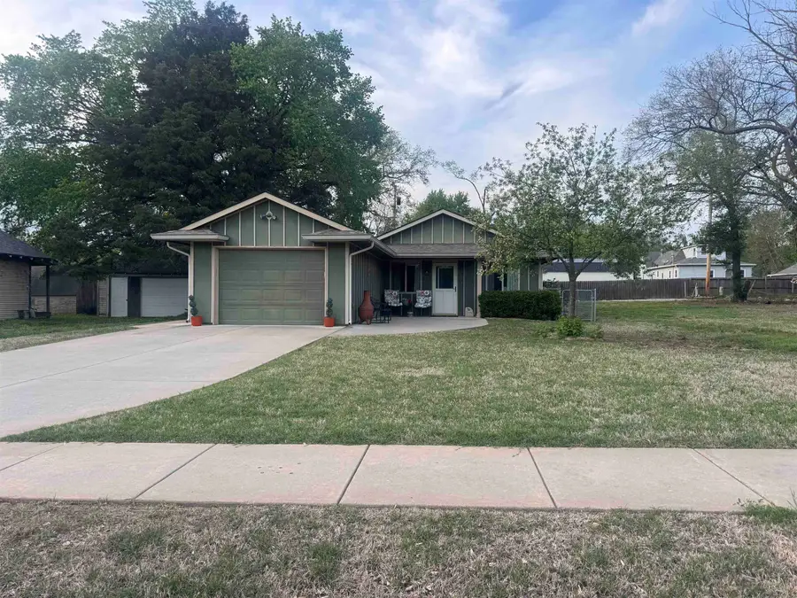 418 E Bridge St, Mulvane, KS 67110 - #3