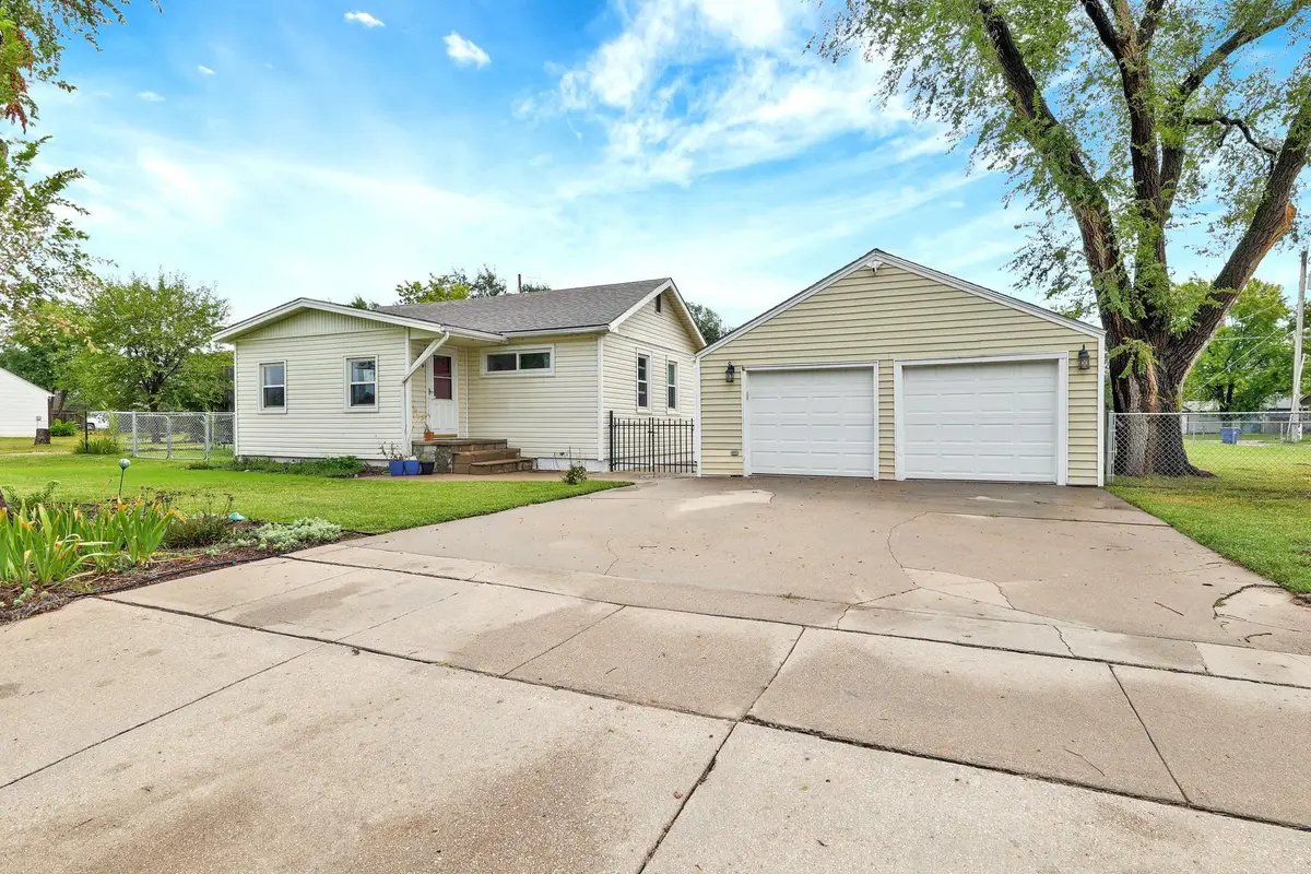 902 N Arapaho St, Wichita, KS 67212 - #1