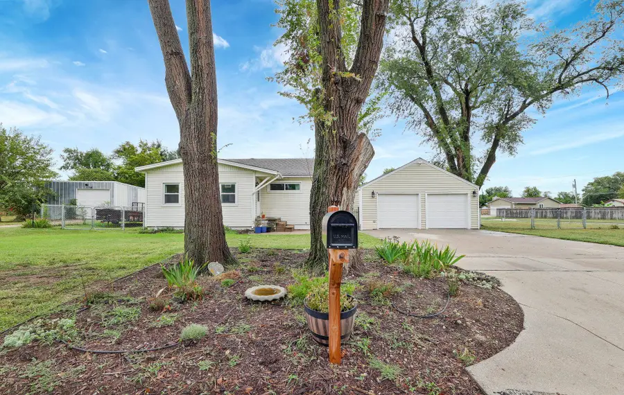 902 N Arapaho St, Wichita, KS 67212 - #2