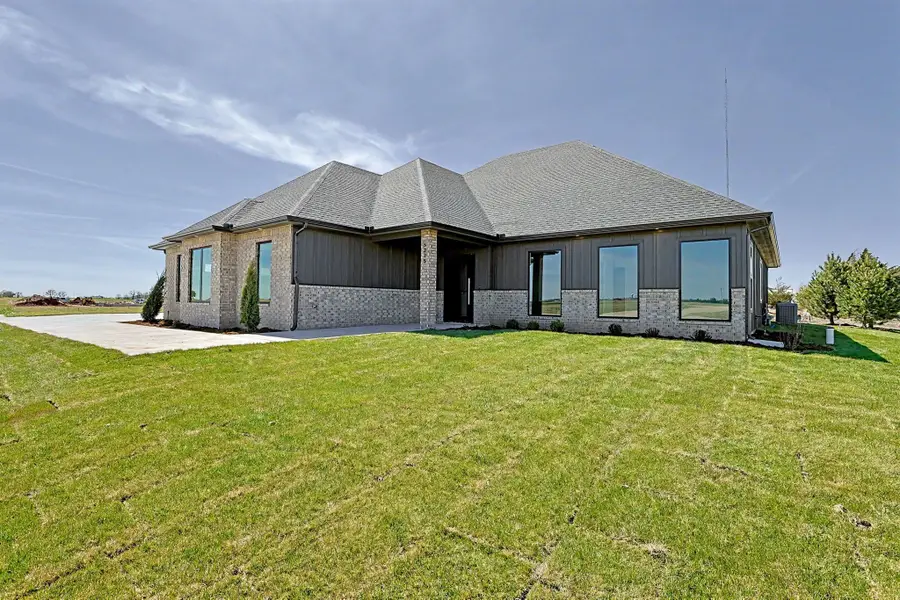 5275 N Eagle Crest St, Colwich, KS 67030 - #2