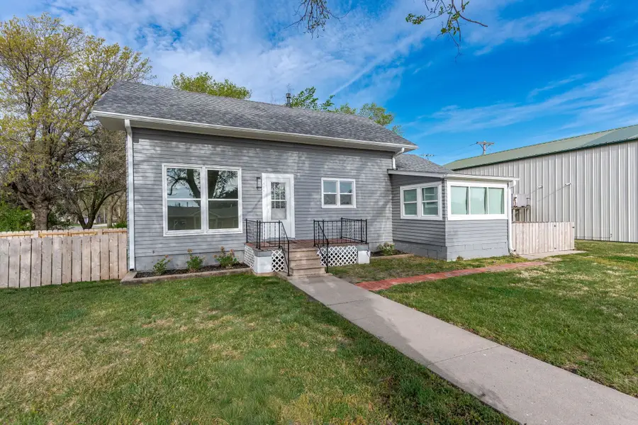 101 N Lancaster Ave, Hesston, KS 67062 - #2