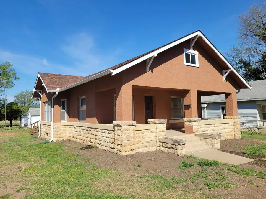 224 S Blaine St, Wellington, KS 67152 - #2