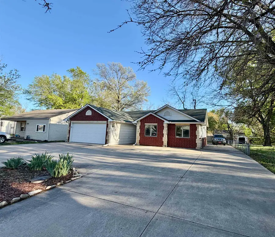 207 Miller Ave, Mulvane, KS 67110 - #2