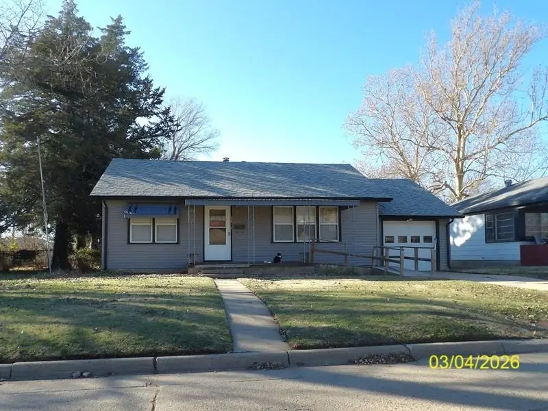 215 S Garfield Ave, Lyons, KS 67554 - #1