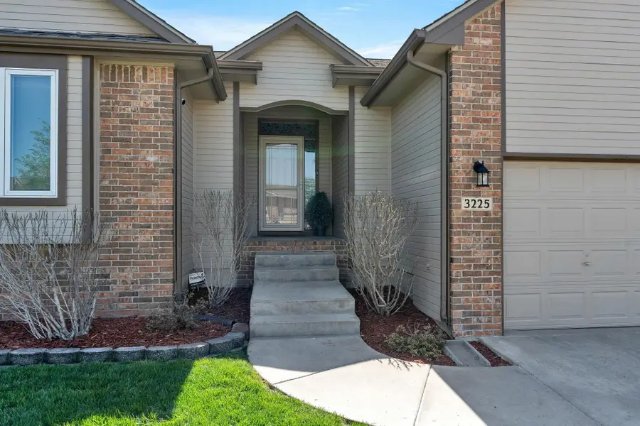 3225 S Bluelake Ct, Wichita, KS 67215-1022 - #2