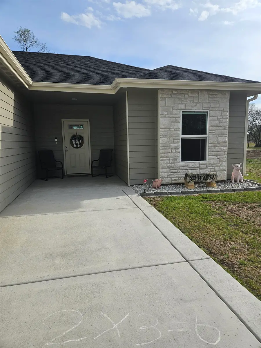 218 E 4th St, Solomon, KS 67480 - #2