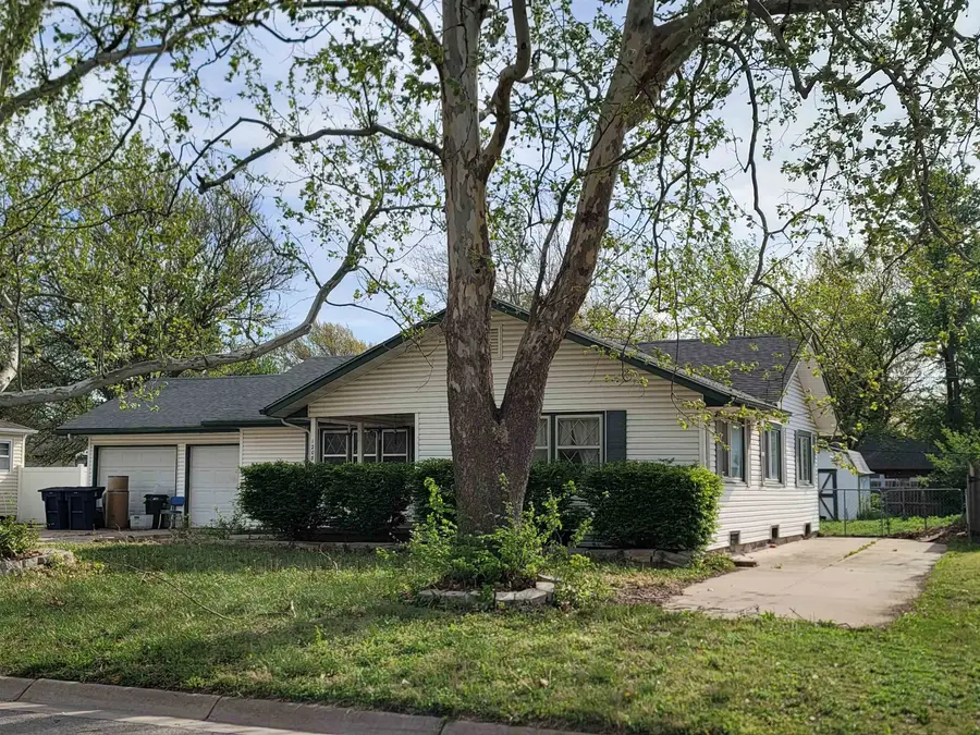 1208 Grandview Ave, Newton, KS 67114 - #2