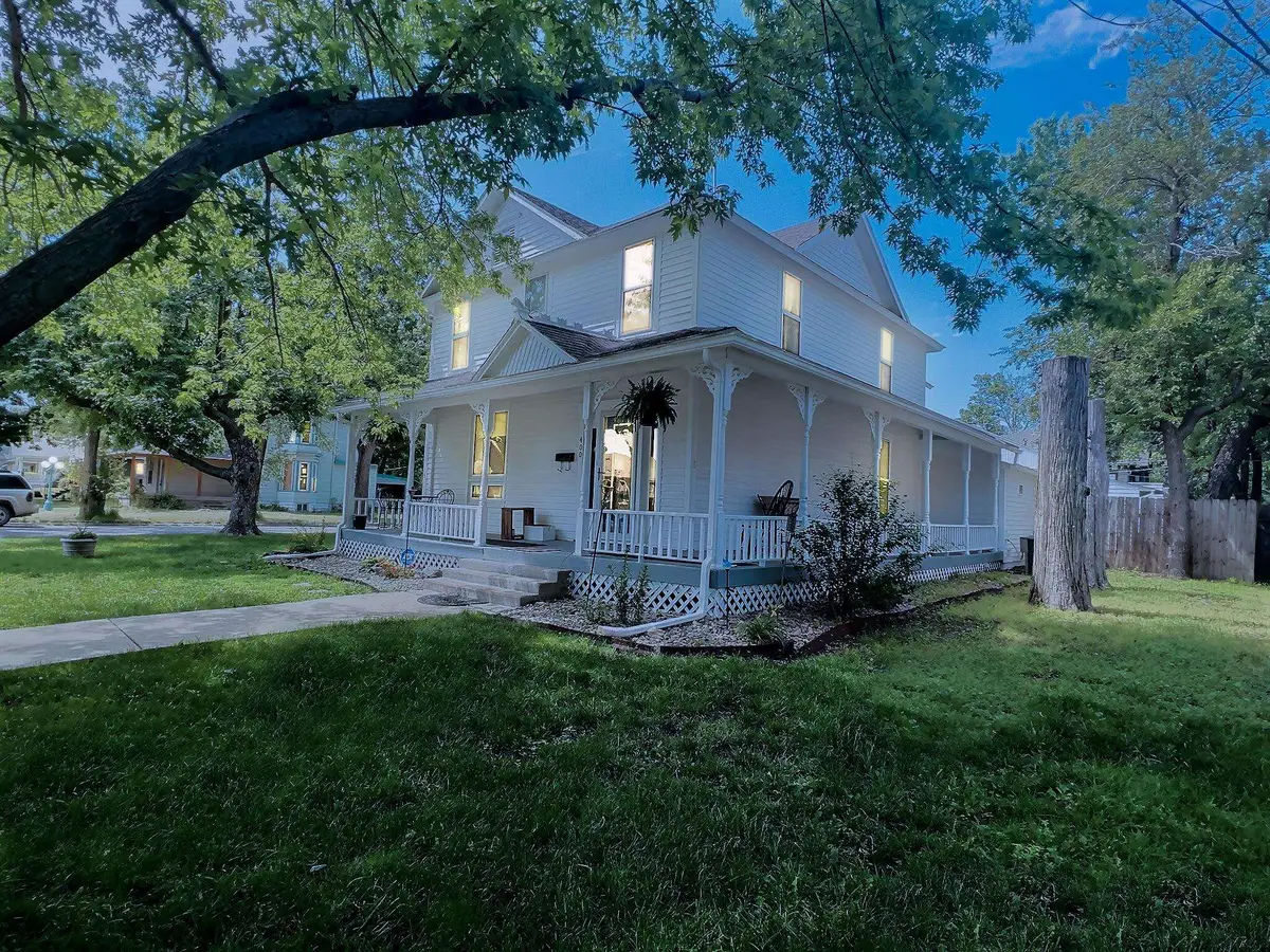 400 E 1st St, Newton, KS 67114 - #1