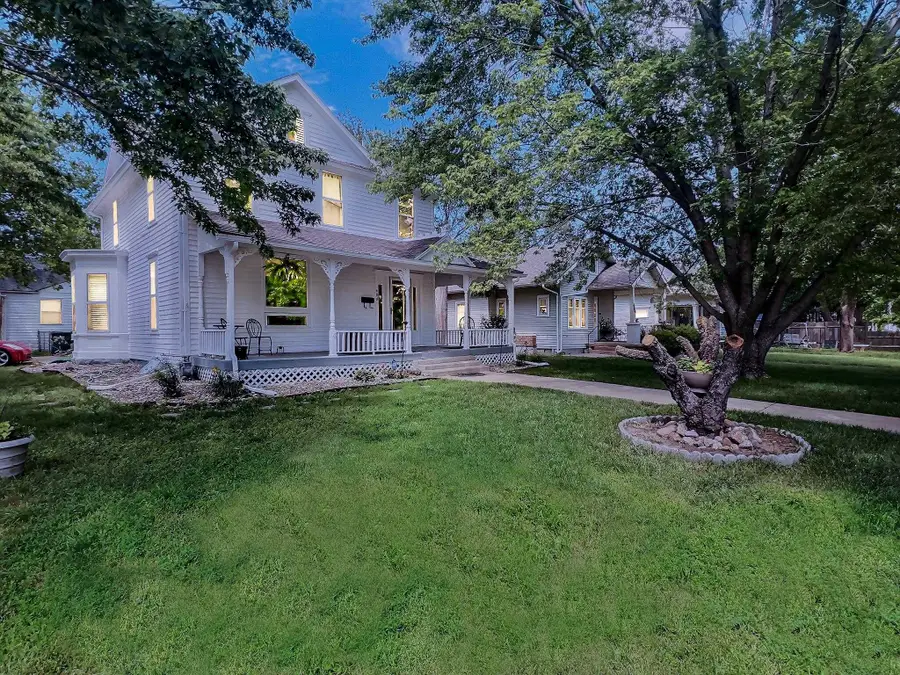 400 E 1st St, Newton, KS 67114 - #2