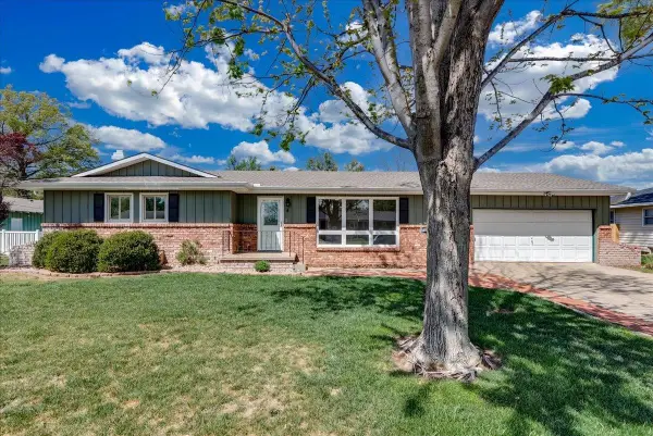 8 E Salina Dr, Haven, KS 67543