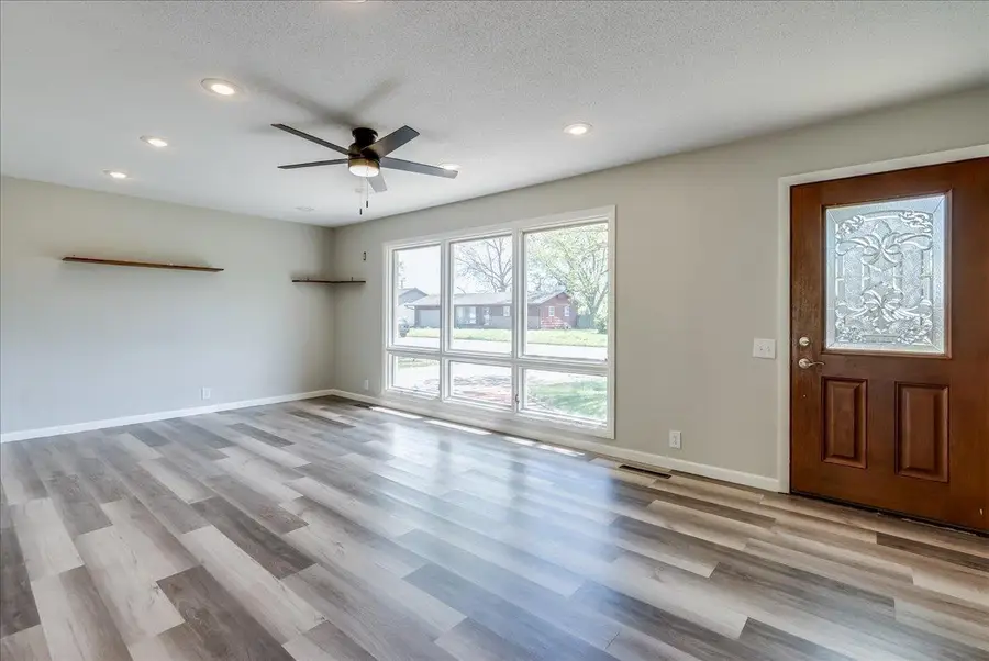 8 E Salina Dr, Haven, KS 67543 - #3