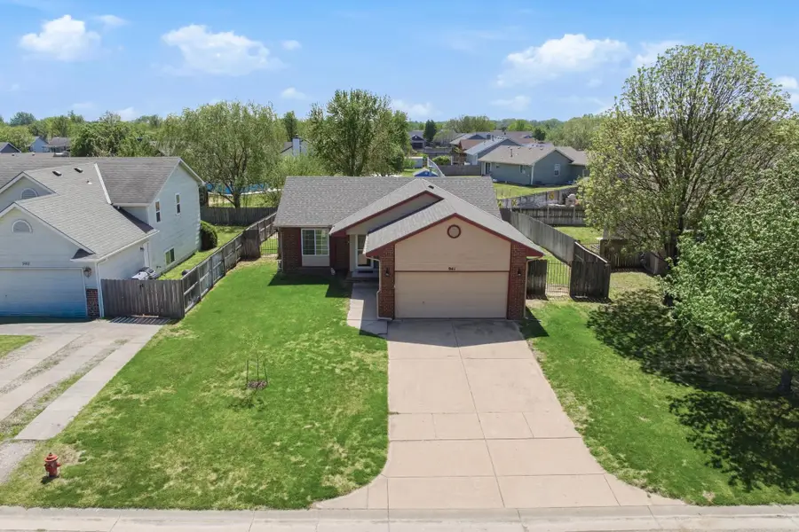 941 E Forest Ct, Haysville, KS 67060 - #2