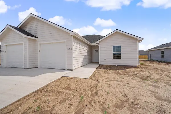 1216 Fountain Dr, Salina, KS 67401