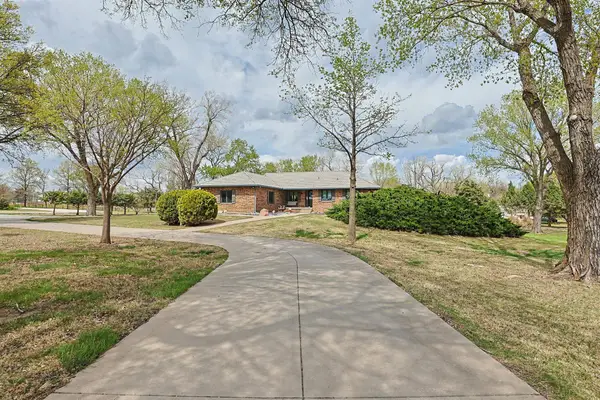 18600 N Willow Creek Dr, Goddard, KS 68052