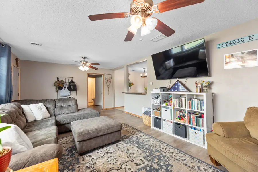 909 N Bebe St, Wichita, KS 67212 - #3