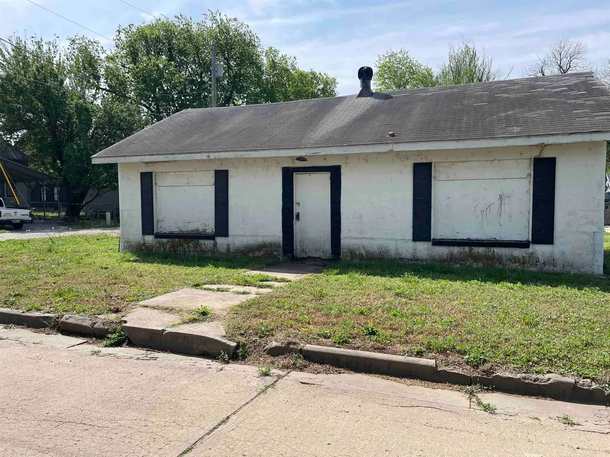 112 W South St, Wellington, KS 67152 - #1