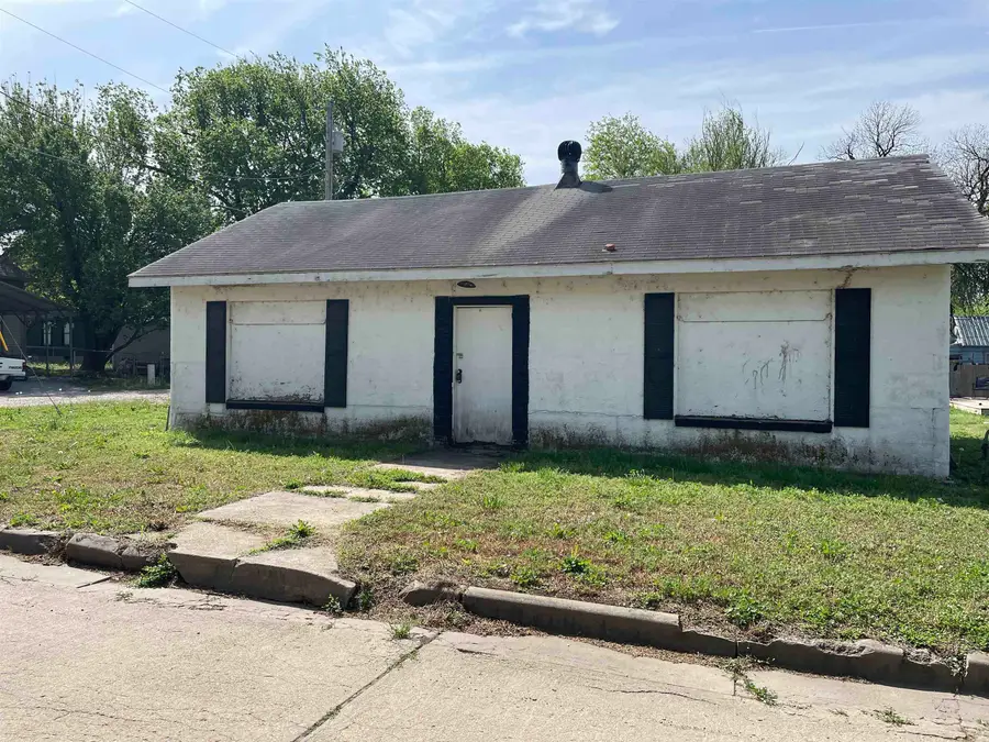 112 W South St, Wellington, KS 67152 - #2