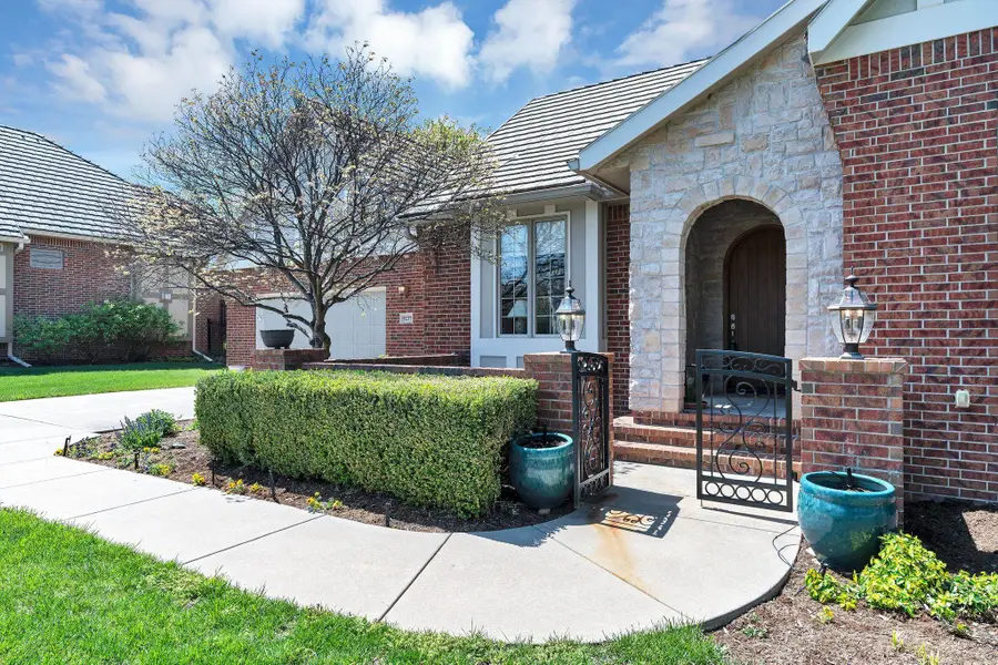 9237 N Wilson Estates Ct, Wichita, KS 67206 - #2