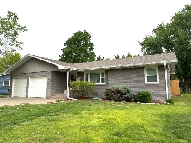 112 Willow Ln, Hesston, KS 67062 - #1