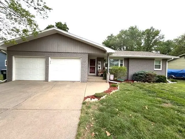 112 Willow Ln, Hesston, KS 67062 - #2