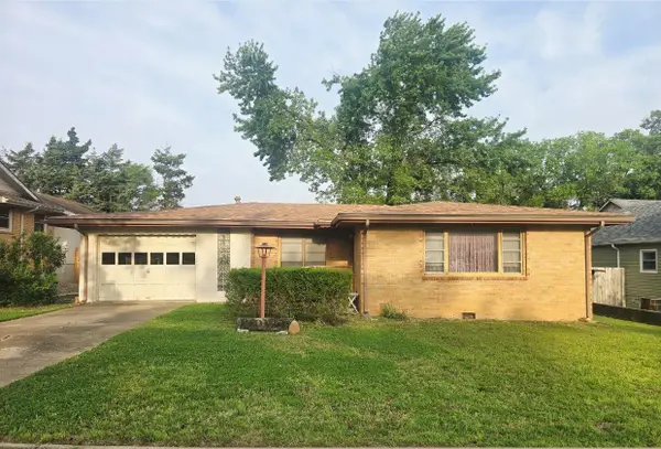 329 N College St, Winfield, KS 67156