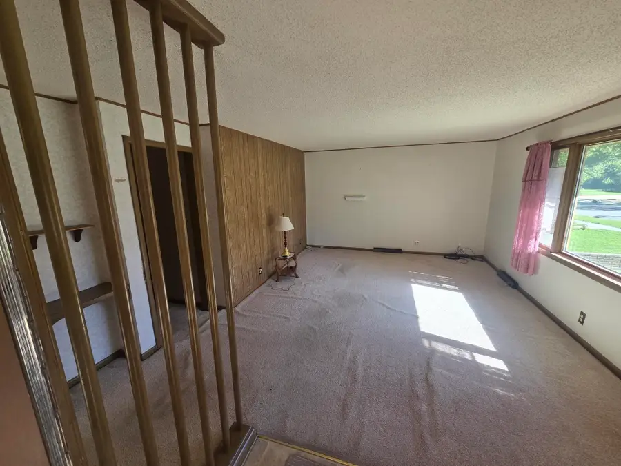 329 N College St, Winfield, KS 67156 - #2