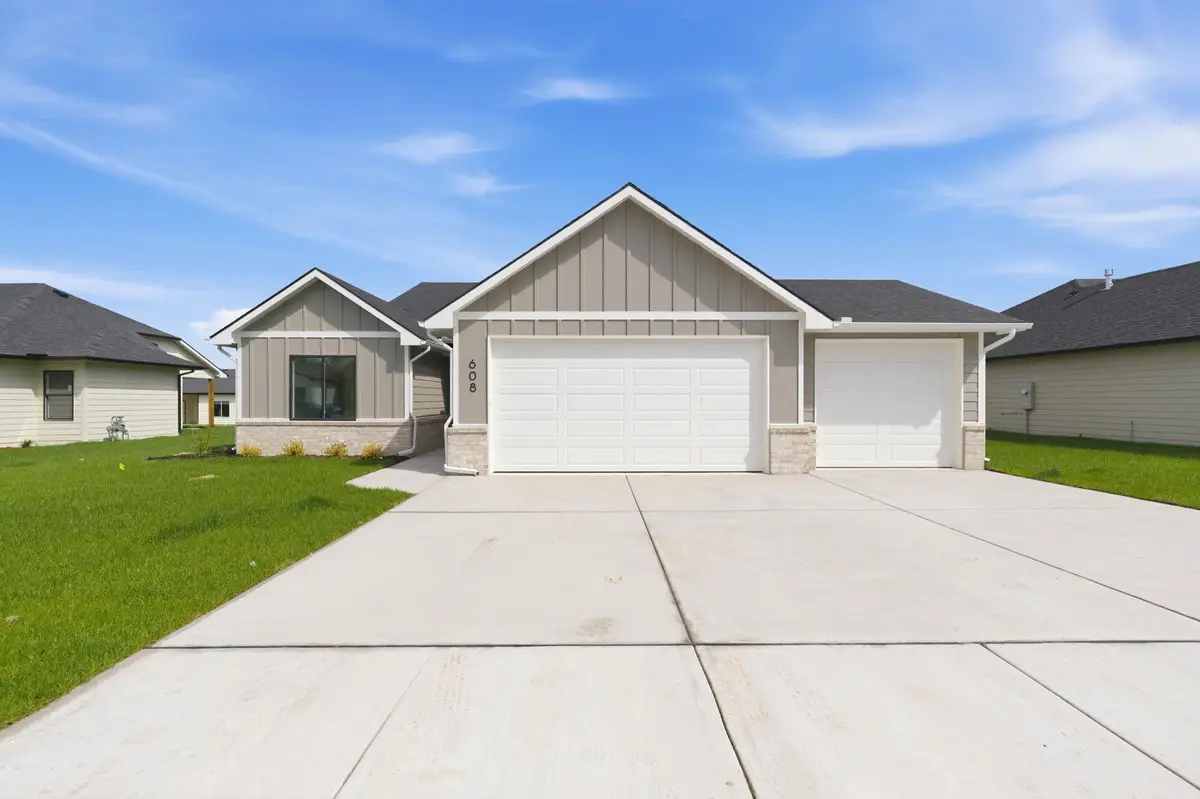 608 E Elmwood St, Park City, KS 67147-1124 - #1