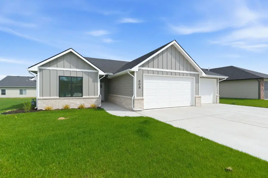 608 E Elmwood St, Park City, KS 67147-1124 - #2