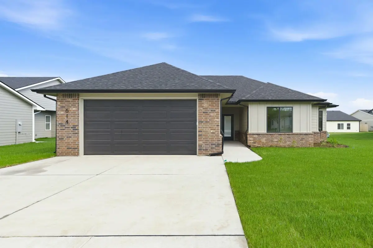 614 E Elmwood St, Park City, KS 67147-1124 - #1