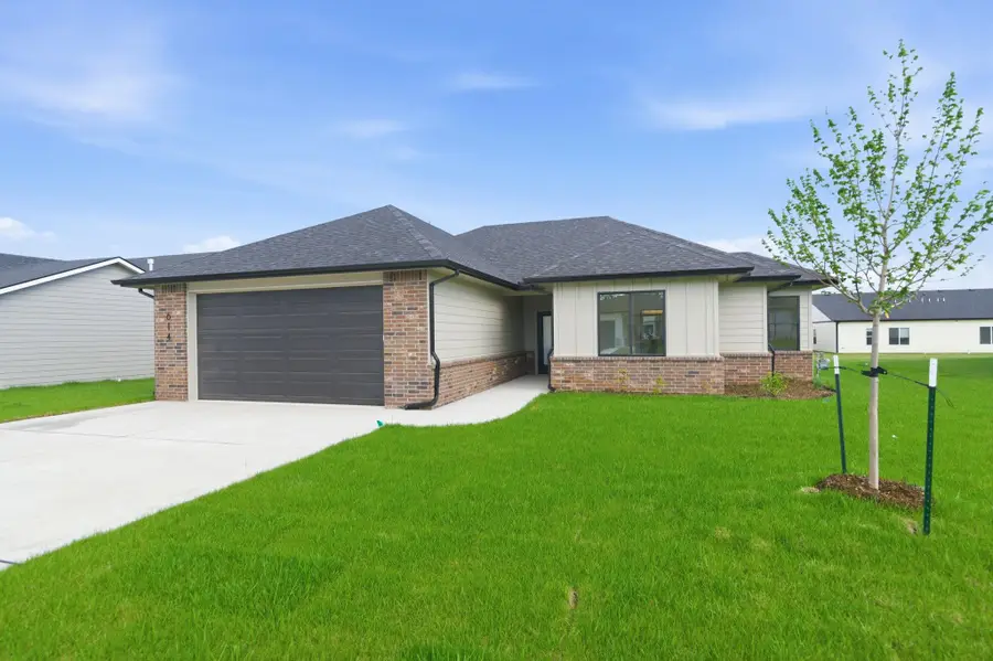 614 E Elmwood St, Park City, KS 67147-1124 - #2