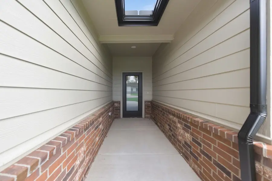 614 E Elmwood St, Park City, KS 67147-1124 - #3