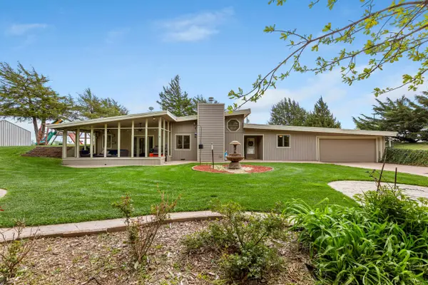 8306 E Castleton Rd, Haven, KS 67543