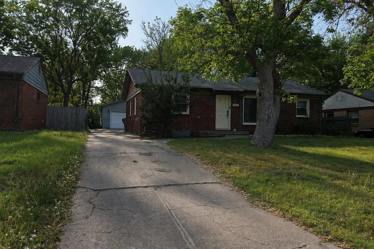 1233 N Woodlawn Blvd, Derby, KS 67037 - #1