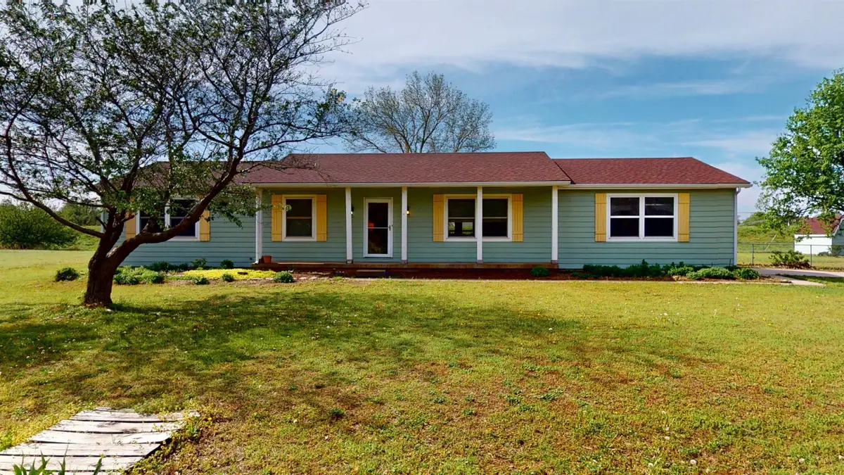 515 W 38th St, Wichita, KS 67204 - #1