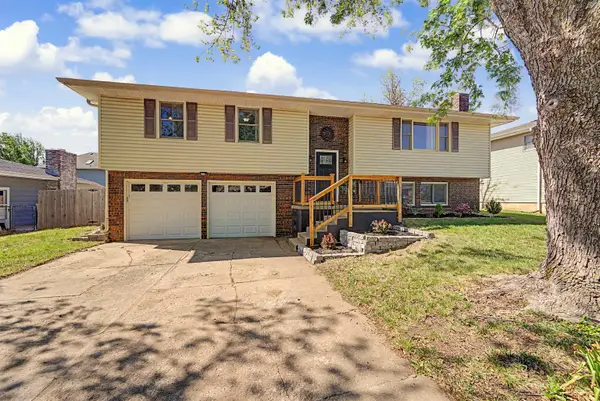 2120 Applewood Ln, Salina, KS 67401