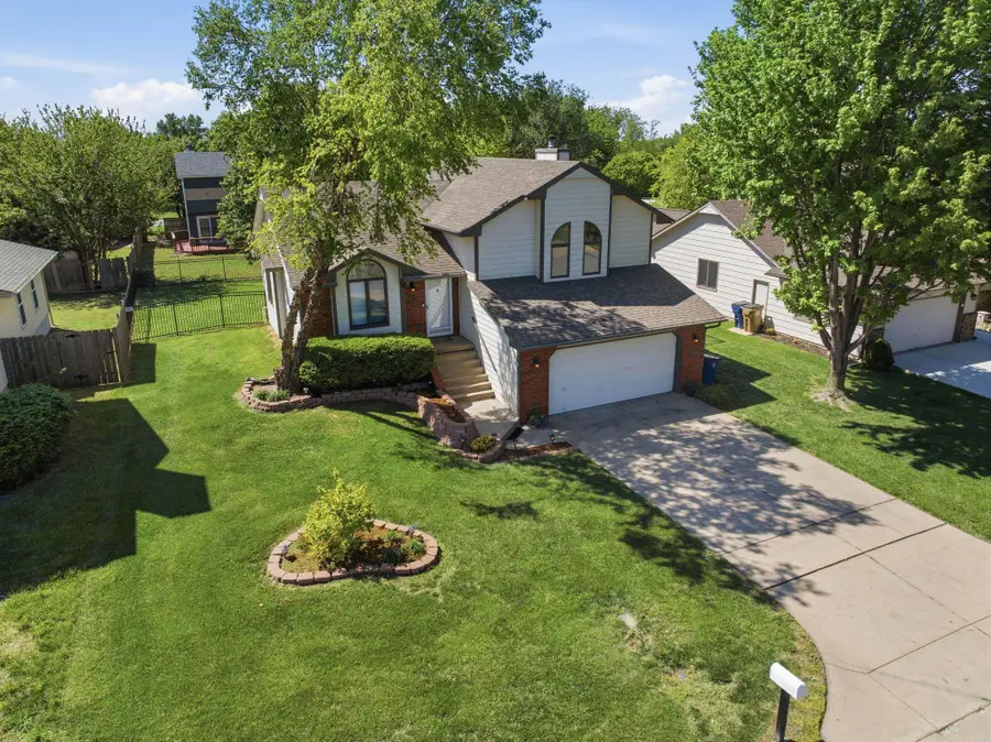 4554 N Eagle Lake Dr, Bel Aire, KS 67220 - #2