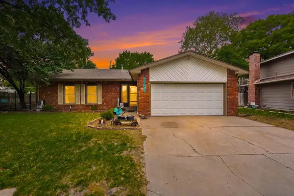 1121 N Hazelwood Ln, Wichita, KS 67212