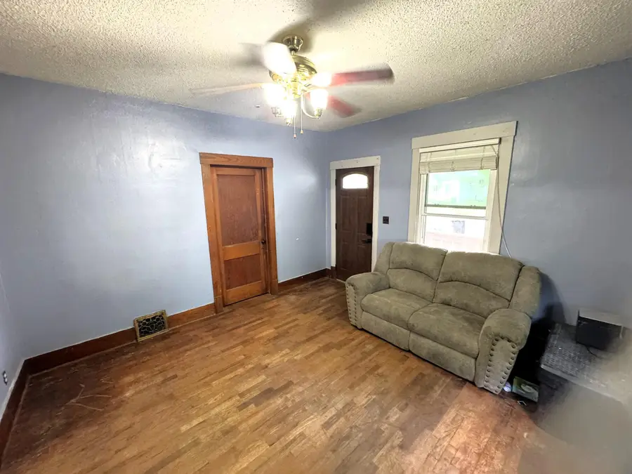 813 W Elm St, Salina, KS 67401 - #2