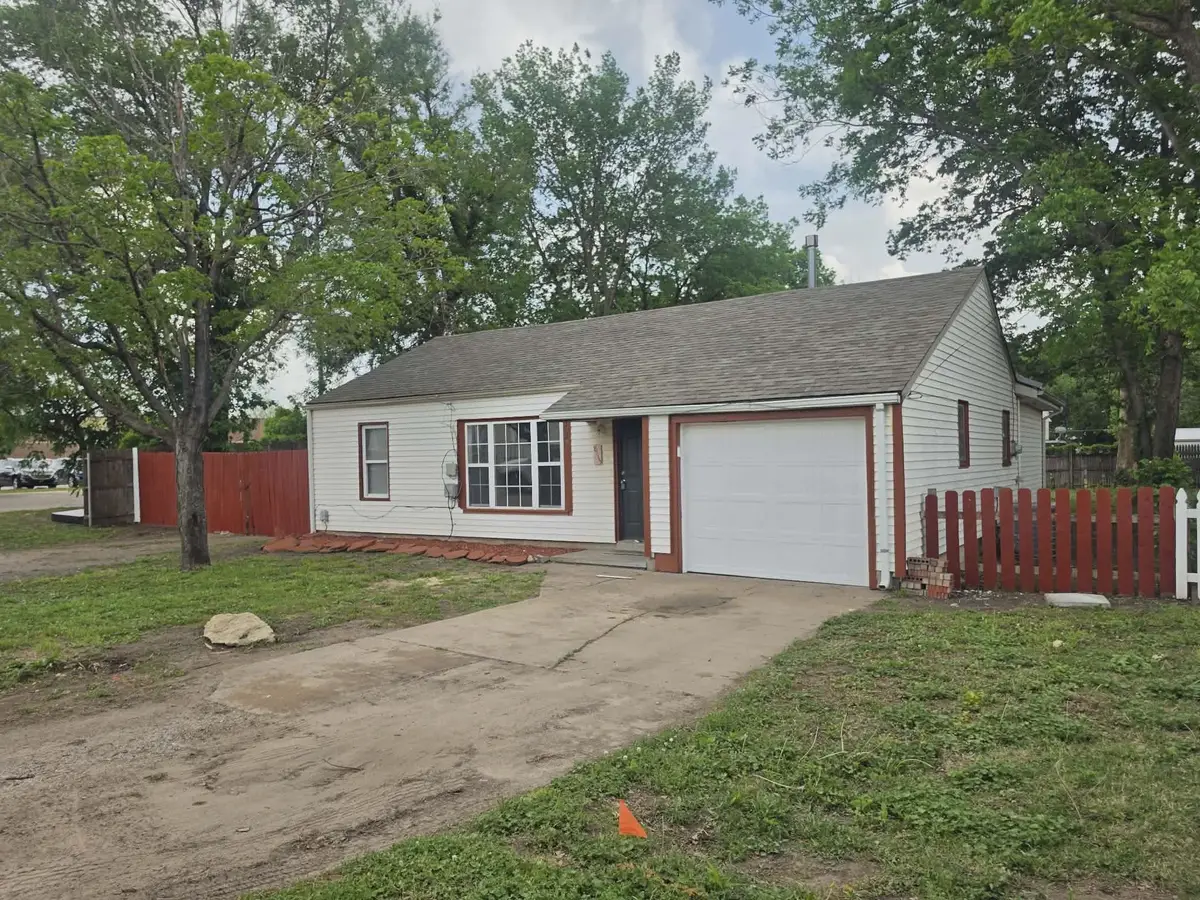 813 W 33rd St N, Wichita, KS 67204 - #1
