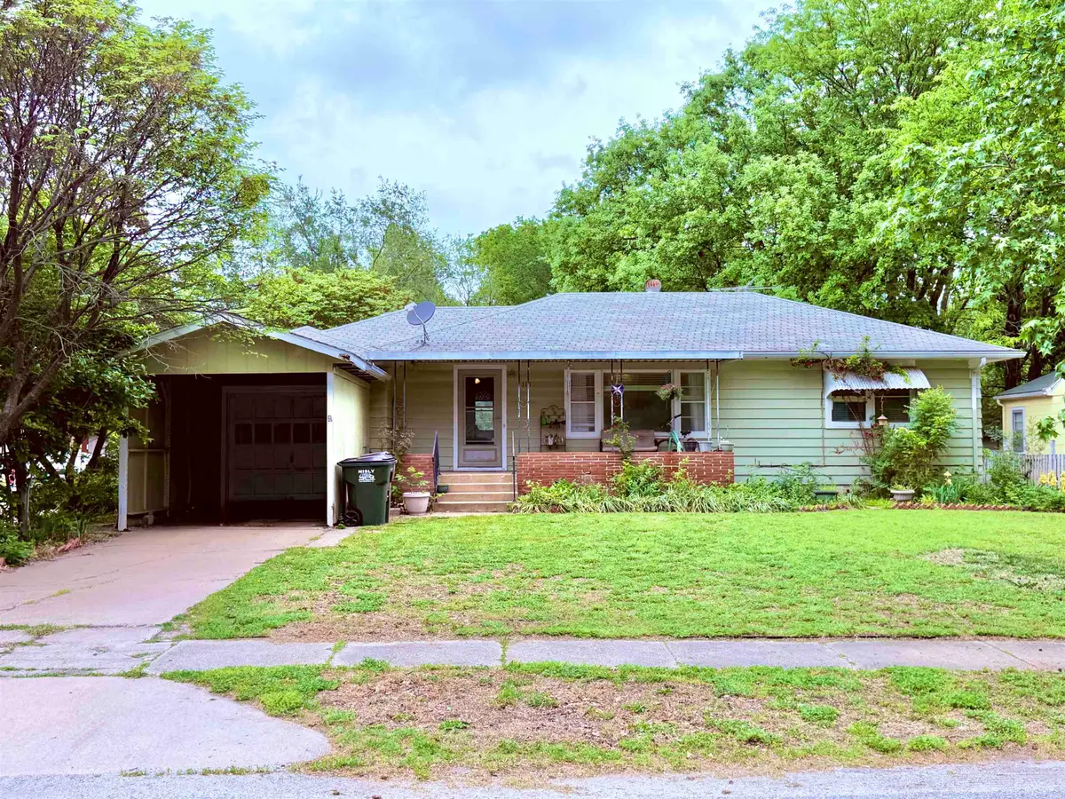 110 W 23rd St, North Newton, KS 67117-8047 - #1