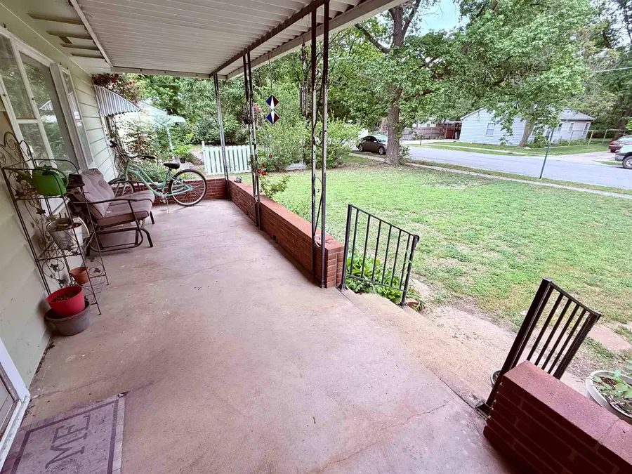 110 W 23rd St, North Newton, KS 67117-8047 - #3