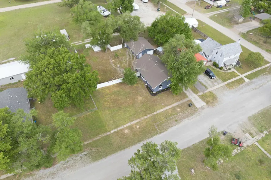 315 S Somerset St, Norwich, KS 67118 - #2
